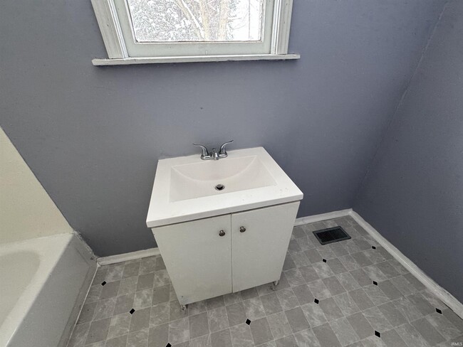 Building Photo - 1613 W 15th St