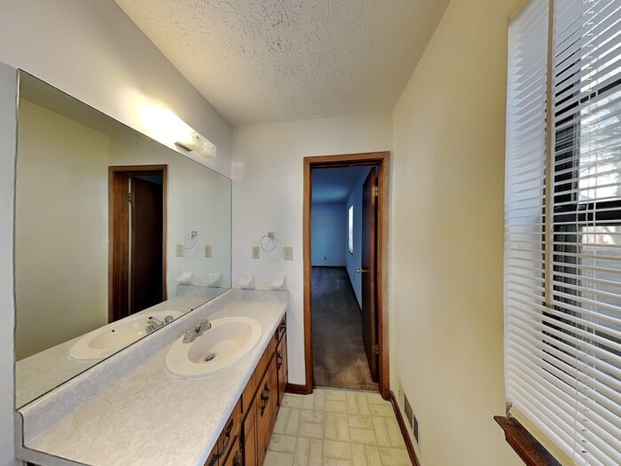 Building Photo - 7319 Exeter Ct