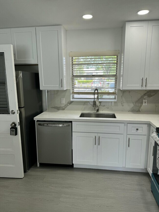 Building Photo - 10821 N Military Trl