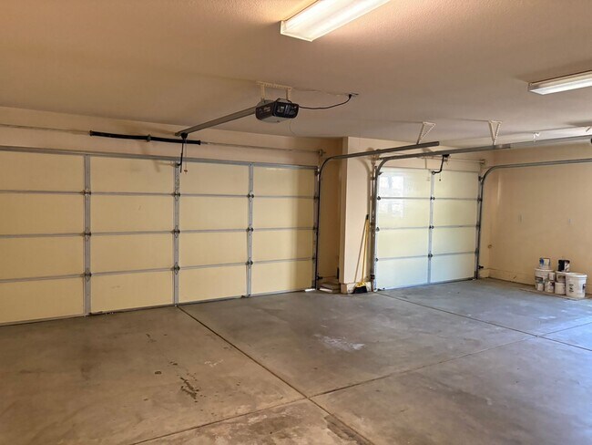 Building Photo - Spacious 1,950 Sq. Ft. Home with 3-Car Garage in Redding