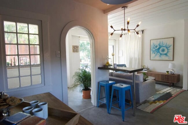 Building Photo - 1518 N Stanley Ave