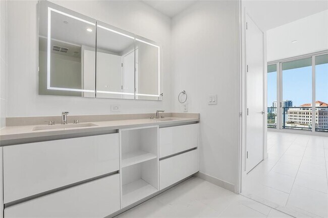 Building Photo - 400 Central Ave