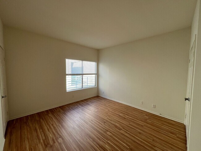 Building Photo - Upgraded 2+2 w/in-unit laundry + water + t...