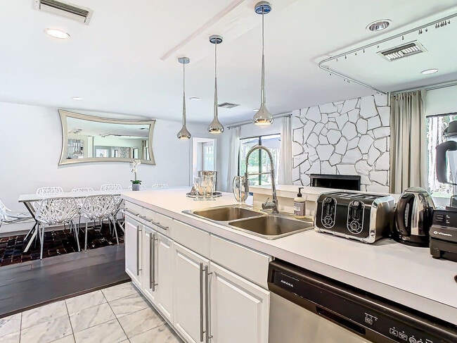 Building Photo - 5700 Saddlebrook Way
