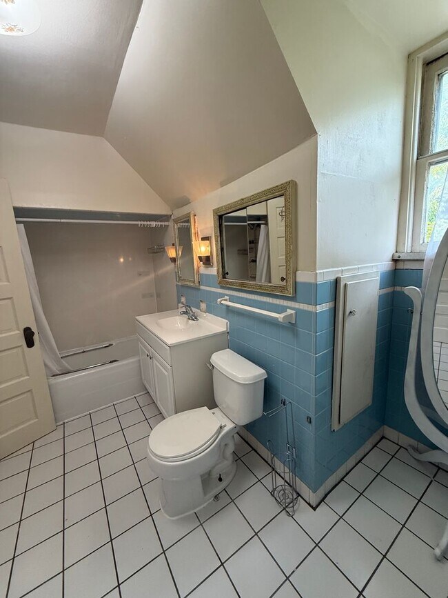 Building Photo - Large 7 bedroom, 2 bath home.