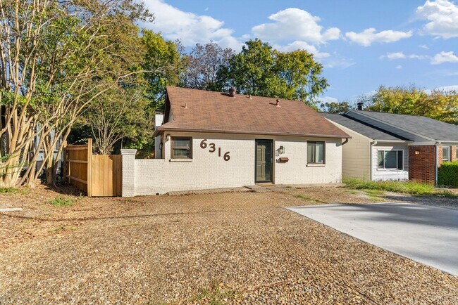 Building Photo - 2 or 3 Bedroom Renovated Mid-Town Charmer