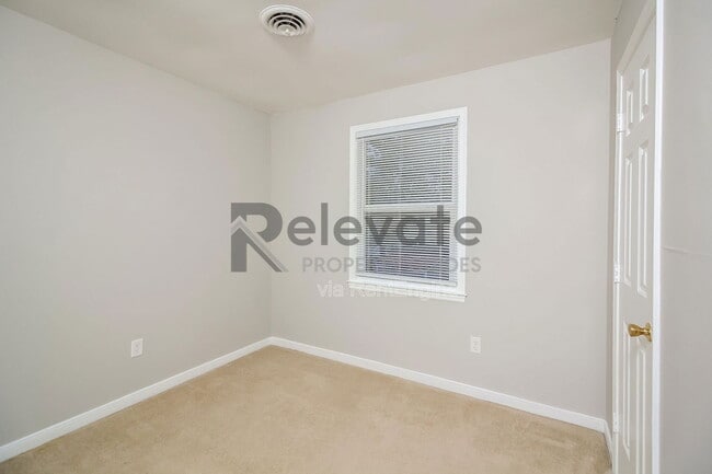 Building Photo - 8247 Fourscore Dr