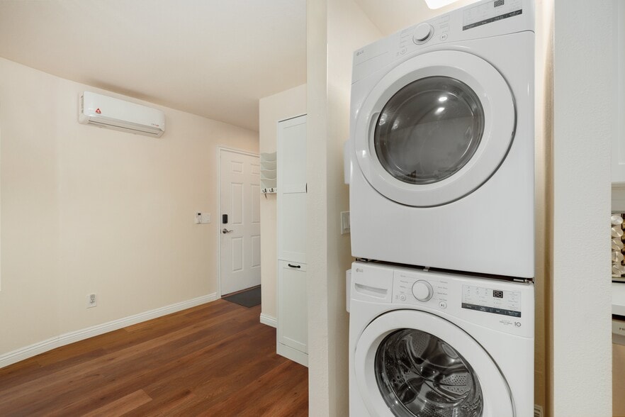In-unit washer / dryer - 3722 Ben St