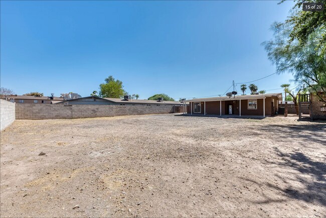 Building Photo - 2430 W Glenrosa Ave