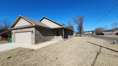 Building Photo - 3319 E 4th St