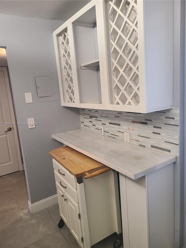 Building Photo - 3401 N Country Club Dr