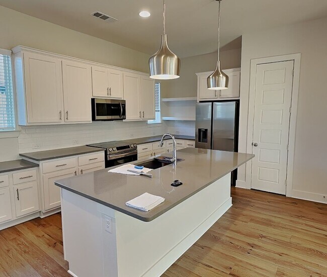 Building Photo - Fabulous 3-Story Townhouse in Frisco Heights! 1 mile from TCU!