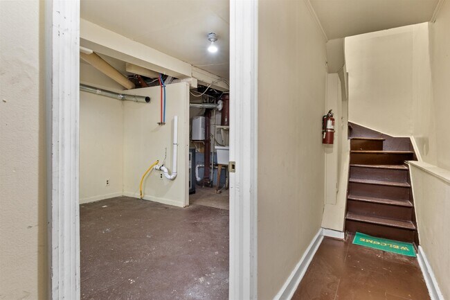 Building Photo - 90 W 43rd St