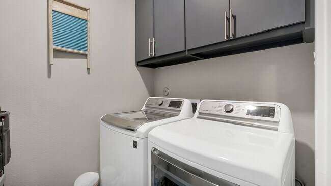 Building Photo - 607 Bayou St