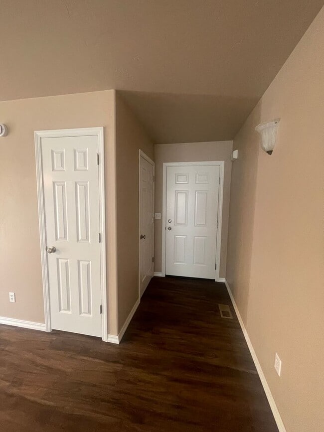 Building Photo - Freshly Remodeled 3 bed 2 Bath Townhome