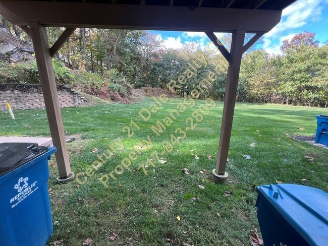 Building Photo - Beautiful 3 BR, 2.5 Bath home in Woodcrest Hills Condo located in Central York School District