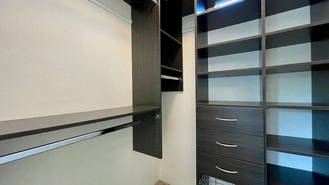 Building Photo - 591 Bluerock Dr
