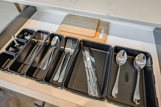 Building Photo - 1600 S Washington St