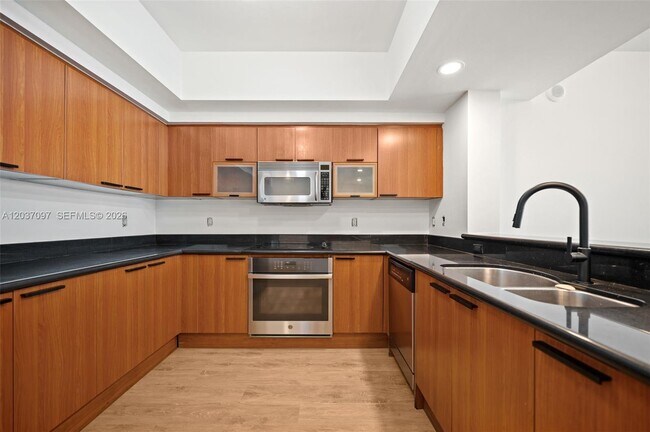 Building Photo - 14951 Royal Oaks Ln