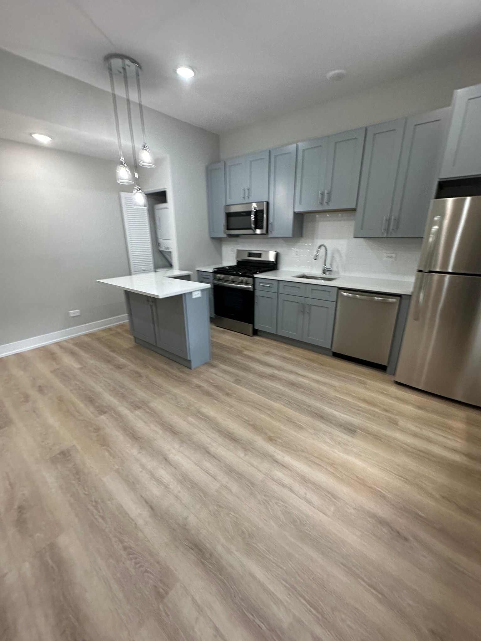 Building Photo - 440 W Belden Ave