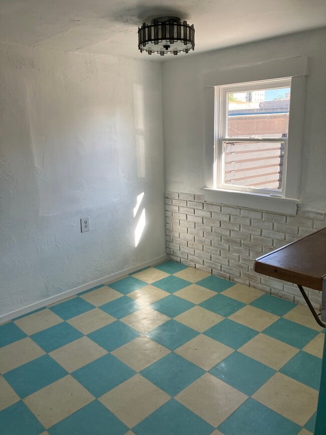 Building Photo - 912 7th St NW