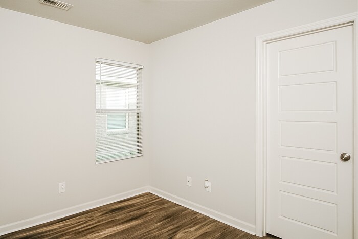 Building Photo - 207 Sedgewick Dr