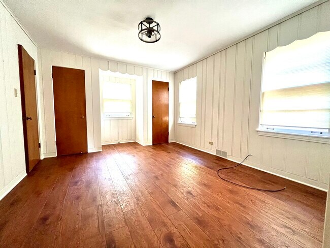 Building Photo - 4633 Oakwood Ave