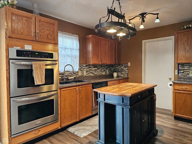 Building Photo - 10633 Cyrus Dr