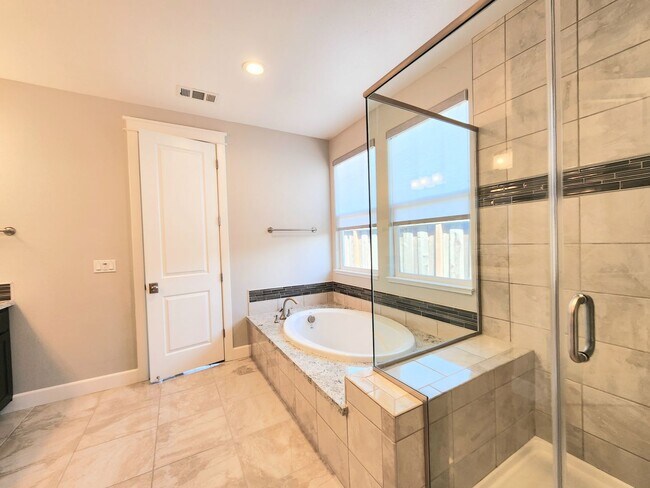 Building Photo - Spacious 5 bedroom house
