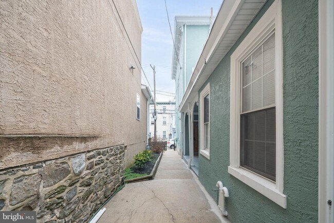Building Photo - 3869 Terrace St