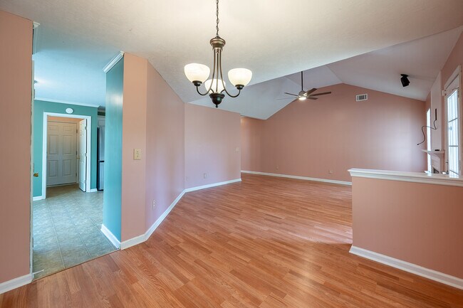Building Photo - 945 Cannock St
