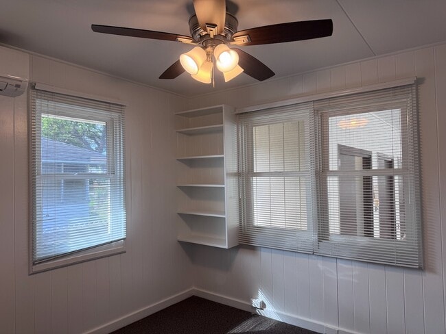 Building Photo - 2 Bed/1 Bath - Kahala - Quiet neighborhood...