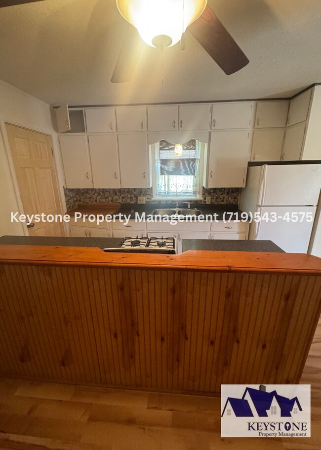 Building Photo - Conveniently located -  Downtown Apartment...