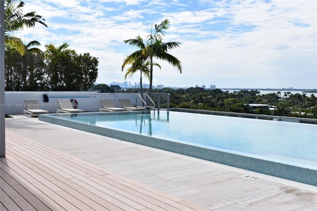 Building Photo - 9940 W Bay Harbor Dr