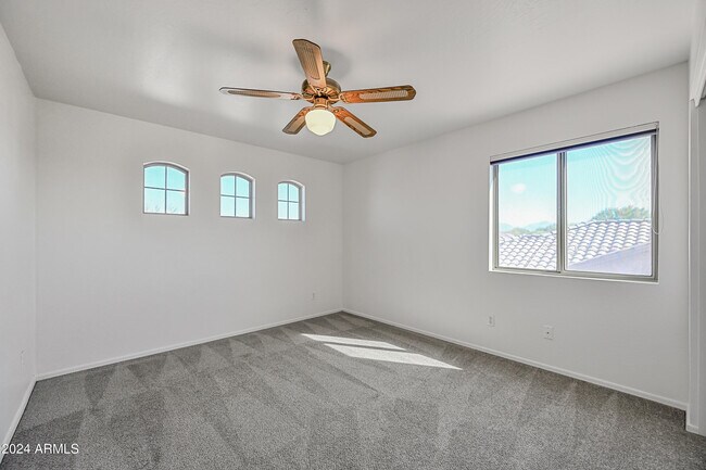 Building Photo - 4633 E Robin Ln