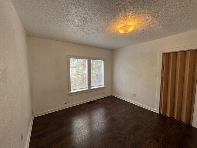 Building Photo - "Charming 3-Bedroom Retreat with Modern Amenities in Lakeland!"