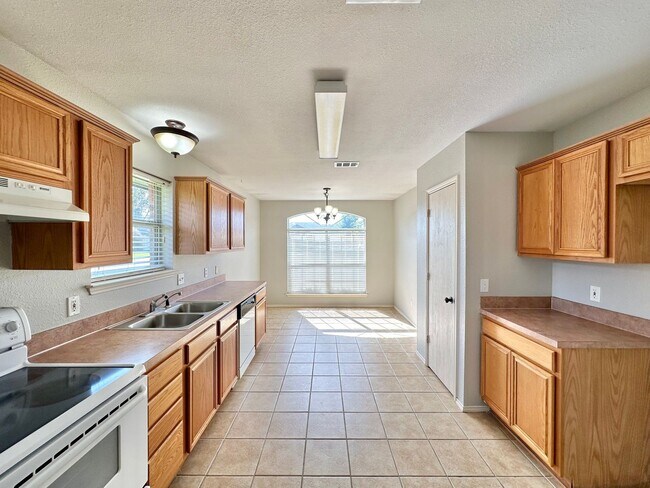 Building Photo - Discover the charm of this 3 bed 2 bath ex...
