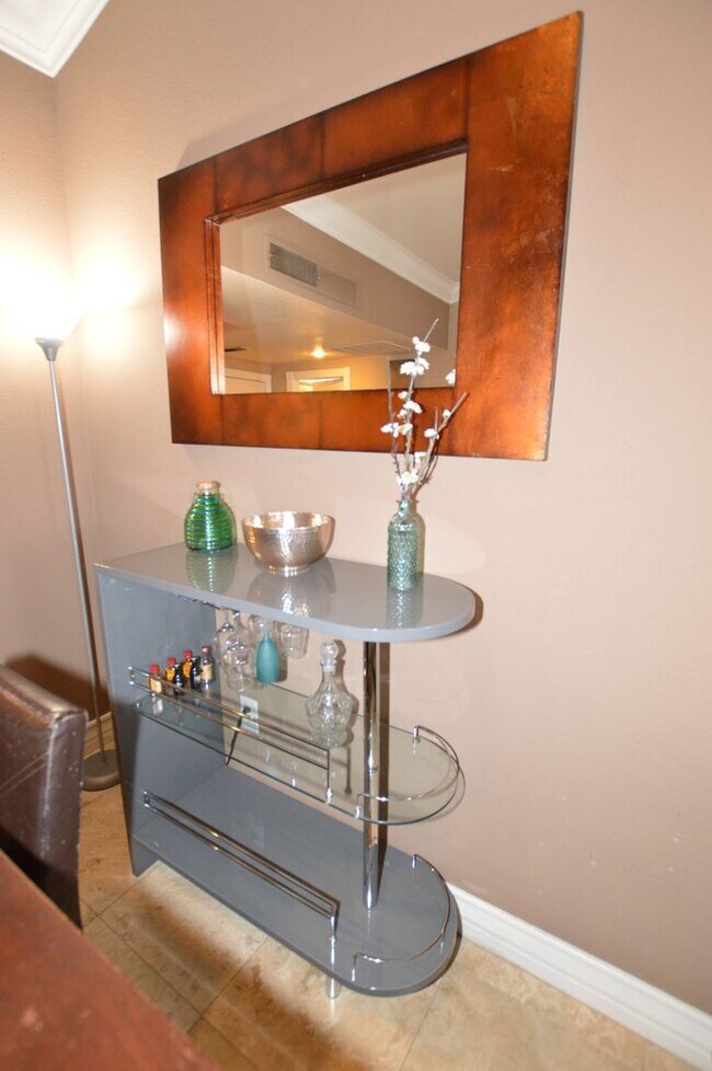 Building Photo - Meridian 1 Bed | 1 Bath Top-Floor Unit with Great City Views.Newly Upgraded with Laminate Floorin...