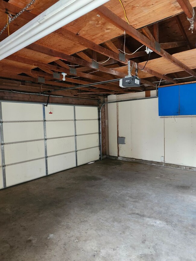 Building Photo - Inviting 3-Bedroom Home