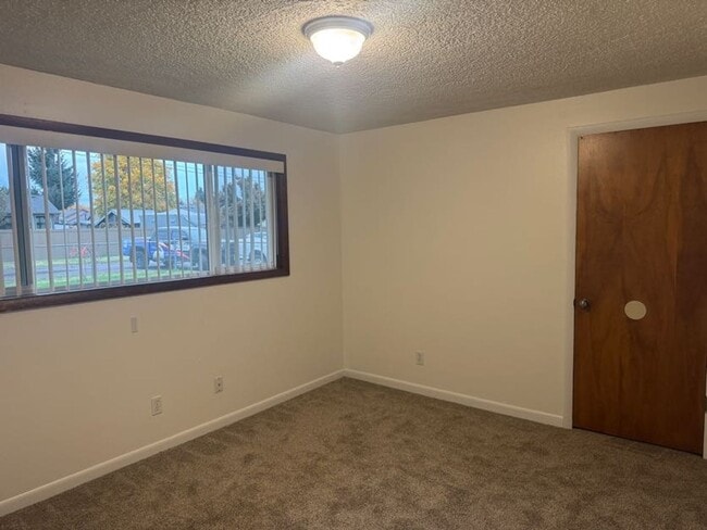 Building Photo - Large 2 bedroom duplex