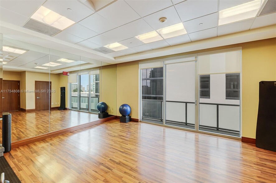 Building Photo - 1050 Brickell Ave