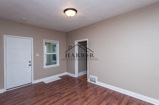 Building Photo - Charming Remodeled 3 bed 2 bath House!