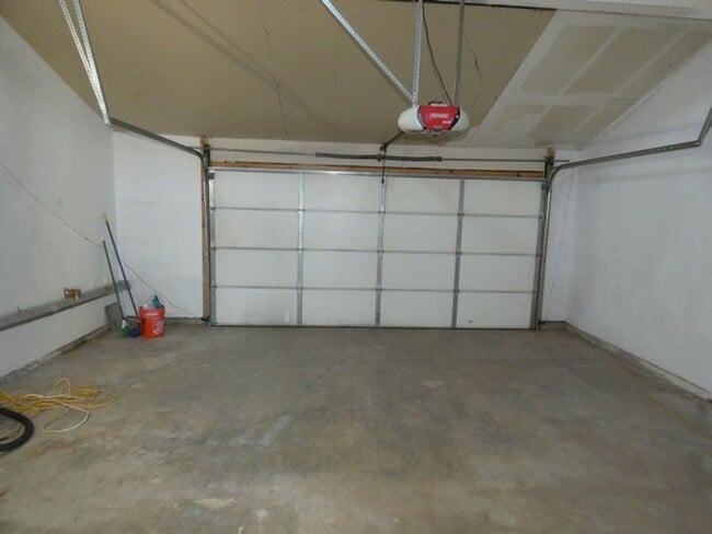 Building Photo - Cozy 2 bedroom 2 bath House with 2 Car Garage