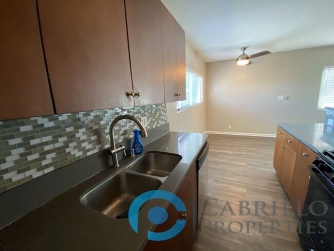 Building Photo - 4774 Mansfield St