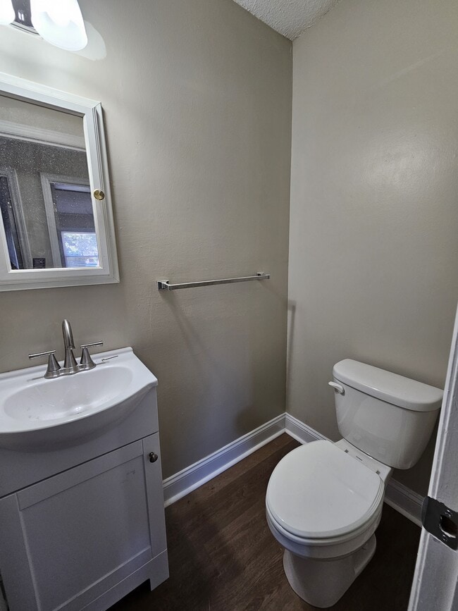 Building Photo - 718 E Maple Ave