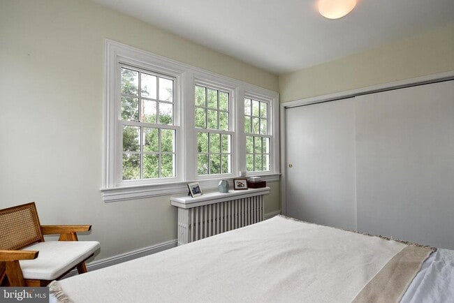 Building Photo - 2426 Observatory Pl NW