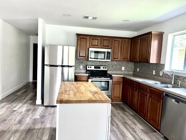 Building Photo - 529 W Metcalfe St