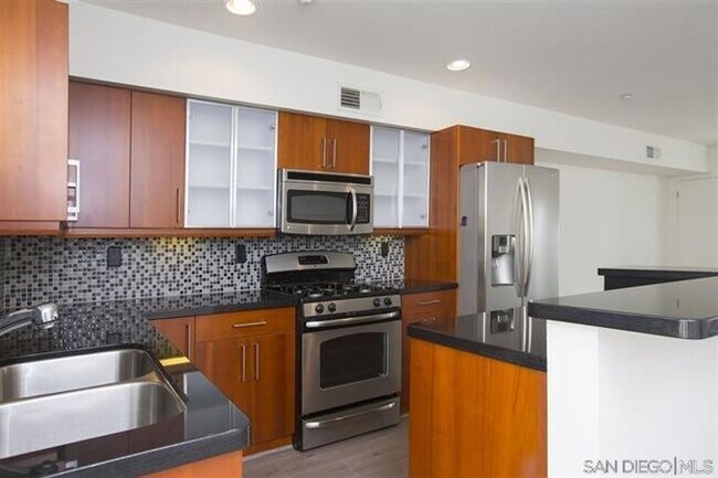 Building Photo - 5-Story UNIQUE Industrial Townhome - 3BD/4BA - w/ Open Floor Plan, Lots of Natural Light! - Secur...