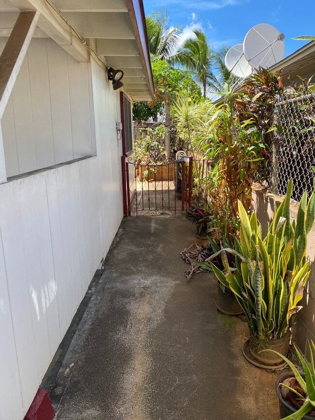 Building Photo - Waipahu: Studio 1 bath apartment located behind the garage
