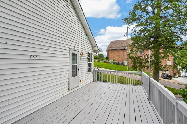 Building Photo - 3008 Lakeshore Dr